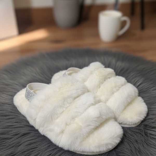 سليبر منزلي نسائي فرو ناعم باللون الأبيض الكريمي، تصميم مريح ودافئ لأجواء الشتاء