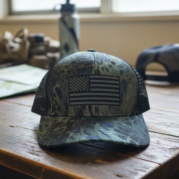 كاب رجالي عسكري زيتي مموه بخلفية شبكية وعلم مطرز
