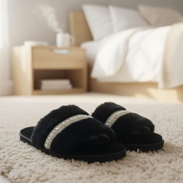 سليبر نسائي منزلي شتوي فاخر من الفرو الأسود المزخرف باللؤلؤ