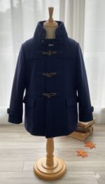 معطف نسائي صوفي أنيق بلون كحلي داكن، تصميم شتوي راقٍ بأزرار