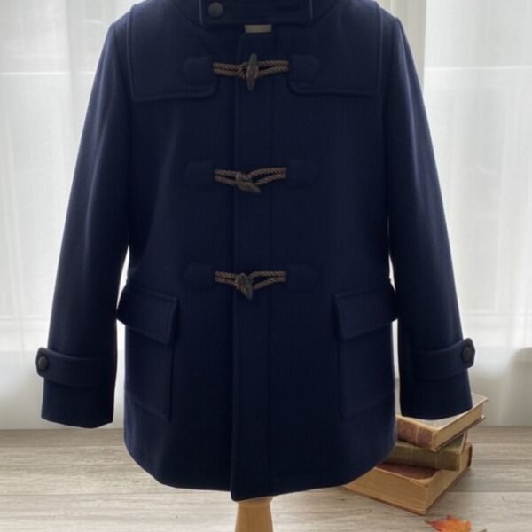 معطف نسائي صوفي أنيق بلون كحلي داكن، تصميم شتوي راقٍ بأزرار