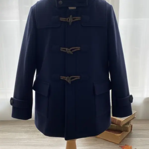 معطف نسائي صوفي أنيق بلون كحلي داكن، تصميم شتوي راقٍ بأزرار