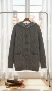 كارديجان نسائي شتوي ثقيل بحياكة مجدولة مع غطاء رأس وأزرار خشبية، رمادي داكن أنيق ودافئ 1 WhatsApp Image 2025 11 02 at 2.52.55 PM 1
