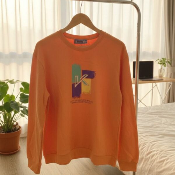 سويتشيرت نسائي قطن خفيف بلون برتقالي زاهي بطبعة عصرية ملونة