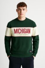 سويتشيرت رجالي أخضر غامق بشريط كريمي مطبوع MICHIGAN VARSITY LEAGUE
