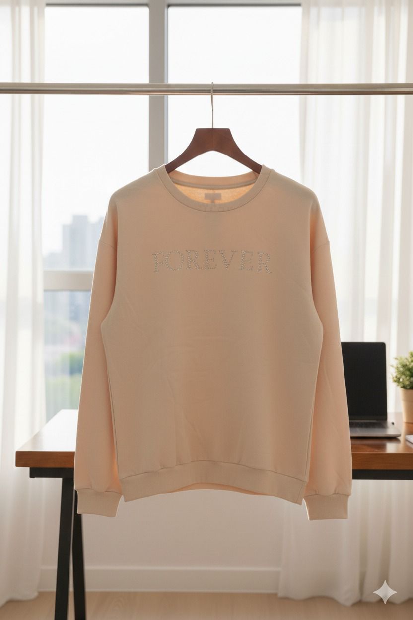 سويتشيرت نسائي بيج بكلمة FOREVER مرصعة بالكريستالات، تصميم أنيق ومريح، يناسب الإطلالات الكاجوال والخروجات اليومية سويتشيرت نسائي بيج بكلمة FOREVER مرصعة بالكريستالات، تصميم أنيق ومريح، يناسب الإطلالات الكاجوال