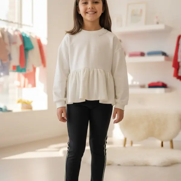 طقم بناتي أنيق من قطعتين، بلوزة بكرانيش وبنطلون ليقنز بخط جانبي لامع، خامة مريحة ناعمة