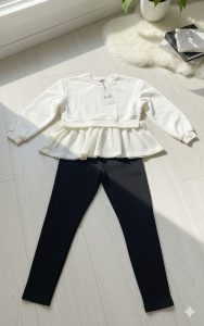 طقم بناتي أنيق من قطعتين، بلوزة بكرانيش وبنطلون ليقنز بخط جانبي لامع، خامة مريحة ناعمة على البشرة ومثالية للاستخدام اليومي 2 WhatsApp Image 2025 11 03 at 12.50.12 PM