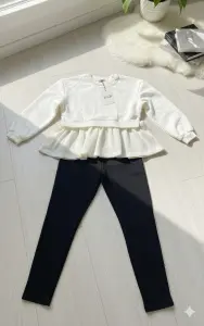 طقم بناتي أنيق من قطعتين، بلوزة بكرانيش وبنطلون ليقنز بخط جانبي لامع، خامة مريحة ناعمة على البشرة ومثالية للاستخدام اليومي 2 WhatsApp Image 2025 11 03 at 12.50.12 PM