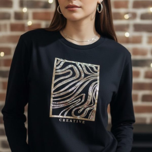 سويتشيرت نسائي أسود بكلمة CREATIVE، تصميم عصري بطبعة لامعة وأكمام طويلة