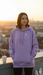 هودي نسائي بنفسجي فاتح، تصميم مريح وعصري بغطاء رأس من القطن الناعم، مثالي للتنسيق مع الجينز أو البنطال الرياضي 1 WhatsApp Image 2025 11 03 at 12.50.12 PM 6 1