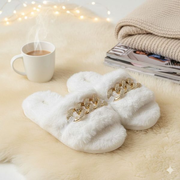 سليبر نسائي منزلي أبيض فاخر بفرو ناعم وسلسلة ذهبية، تصميم أنيق ودافئ