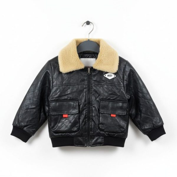 جاكيت أطفال جلد صناعي أسود بياقة فرو بيج، تصميم شتوي أنيق ودافئ