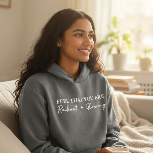 هودي نسائي رمادي بنقش تحفيزي، تصميم عصري مريح من خامة قطنية ناعمة