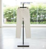 بنطلون جينز أبيض للأطفال، خامة مرنة وقصة مستقيمة أنيقة، تصميم عصري بسيط