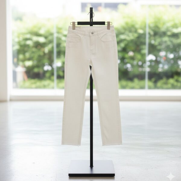 بنطلون جينز أبيض للأطفال، خامة مرنة وقصة مستقيمة أنيقة، تصميم عصري بسيط