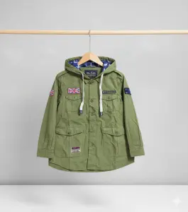 جاكيت أطفال زيتي بتصميم عسكري وغطاء رأس، أنيق ومريح للشتاء، مثالي للمدرسة، الرحلات، أو الإطلالات اليومية الكاجوال 1 WhatsApp Image 2025 11 05 at 11.16.57 AM 1 1