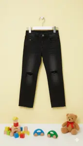 بنطلون جينز أطفال أسود ممزق، تصميم عصري مريح للإطلالات الكاجوال 1 WhatsApp Image 2025 11 05 at 11.16.58 AM 1