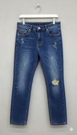 بنطلون جينز ممزق للأطفال، خامة قطنية مرنة بلون أزرق فاتح لإطلالة عصرية