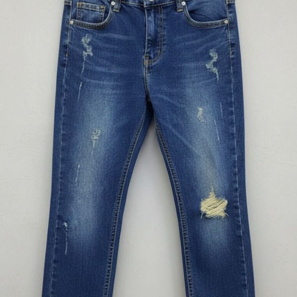 بنطلون جينز ممزق للأطفال، خامة قطنية مرنة بلون أزرق فاتح لإطلالة عصرية