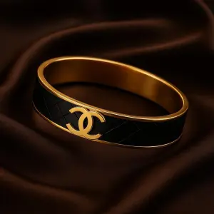 إسوارة نسائية ذهبية فاخرة باللون الأسود، تصميم أنيق ولمسة راقية للسهرات 1 WhatsApp Image 2025 11 06 at 11.15.47 AM