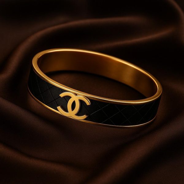 إسوارة نسائية ذهبية فاخرة باللون الأسود، تصميم أنيق ولمسة راقية للسهرات