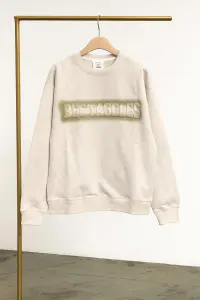 سويتشيرت رجالي بحروف بارزة، قطن ناعم بلون أسود وبيج لإطلالة شبابية عصرية 1 WhatsApp Image 2025 11 09 at 11.48.20 AM