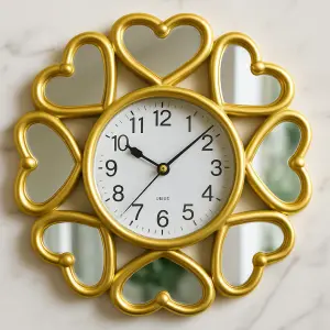ساعة حائط بتصميم قلوب ذهبية وفضية أنيقة بإطار لامع ووجه أبيض واضح للديكور، قطعة ديكور أنيقة تكمّل أي تصميم داخلي 1 WhatsApp Image 2025 11 09 at 11.48.22 AM 2