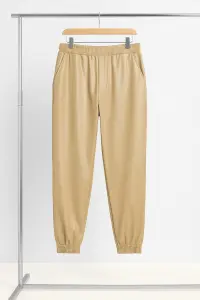 بنطلون نسائي جلد صناعي لامع بخصر مطاط ماركة R&B، تصميم رياضي أنيق لإطلالة عصرية 1 WhatsApp Image 2025 11 09 at 2.26.03 PM