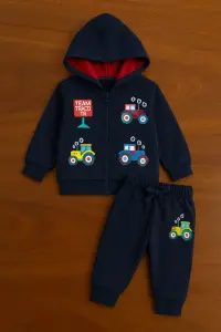 طقم أطفال قطعتين مطبوع بسيارات الجرار، سويت شيرت وبنطلون مريح وعملي 1 WhatsApp Image 2025 11 09 at 2.26.03 PM 4