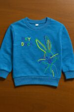 سويتشيرت أطفال أزرق سماوي بطبعة أرنب مطرزة، تصميم مريح ومرح، مناسب للاستخدام اليومي، المدرسة، والنزهات الخارجية