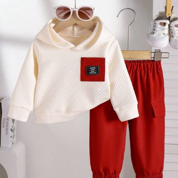 ترينج أطفال قطعتين سويت شيرت أوف وايت وبنطلون أحمر، خامة دافئة وأنيقة، مناسب للأنشطة اليومية والمدرسية