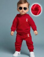 ترينج أطفال قطعتين هودي وبنطلون أحمر مطبوع حرف K وتاج دافئ ومريح، مناسب للأنشطة اليومية