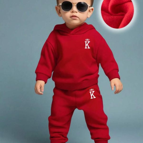 ترينج أطفال قطعتين هودي وبنطلون أحمر مطبوع حرف K وتاج دافئ ومريح، مناسب للأنشطة اليومية