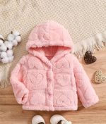 جاكيت فرو بناتي وردي بنقشة قلوب، تصميم دافئ وناعم