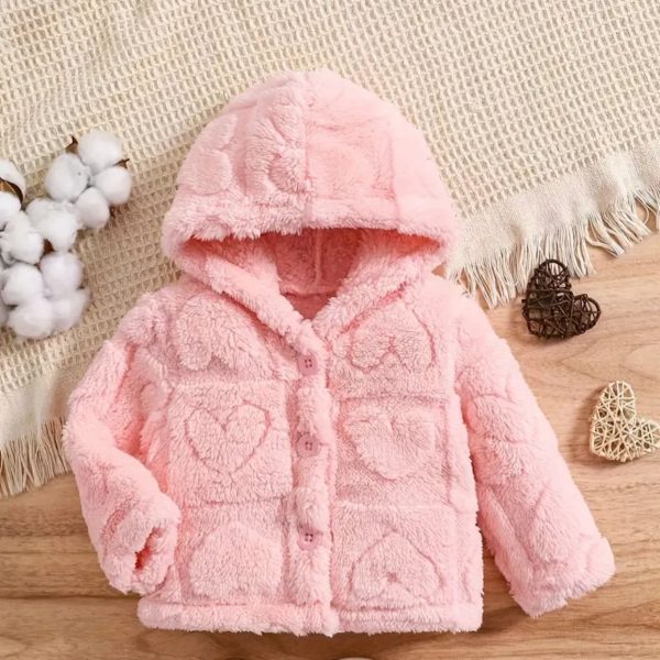جاكيت فرو بناتي وردي بنقشة قلوب، تصميم دافئ وناعم