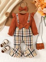 طقم بناتي شتوي 3 قطع، بلوزة قطن وسالوبيت كارو مع فيونكة شعر أنيقة