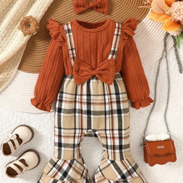 طقم بناتي شتوي 3 قطع، بلوزة قطن وسالوبيت كارو مع فيونكة شعر أنيقة