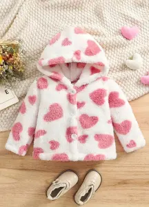 جاكيت فرو شتوي بناتي بقبعة أبيض بنقوش قلوب وردية، تصميم عصري يناسب الإطلالات اليومية أو الخروج في الشتاء 1 WhatsApp Image 2025 11 09 at 3.11.17 PM 2