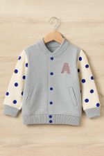 جاكيت بولو أطفال رمادي بأكمام بيضاء منقطة وزخرفة حرف A، تصميم عصري أنيق