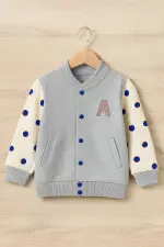 جاكيت بولو أطفال رمادي بأكمام بيضاء منقطة وزخرفة حرف A، تصميم عصري أنيق