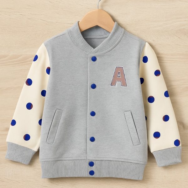 جاكيت بولو أطفال رمادي بأكمام بيضاء منقطة وزخرفة حرف A، تصميم عصري أنيق