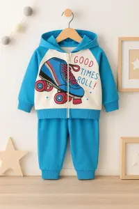 طقم أطفال رياضي هوديي وبنطلون أزرق فاتح بطبعة عجلة تزلج وعبارة Good Times Roll 1 WhatsApp Image 2025 11 10 at 12.53.11 PM