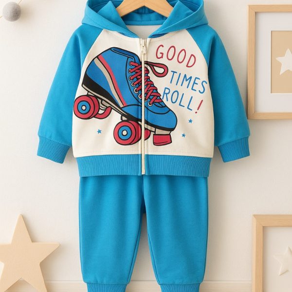 طقم أطفال رياضي هوديي وبنطلون أزرق فاتح بطبعة عجلة تزلج وعبارة Good Times Roll