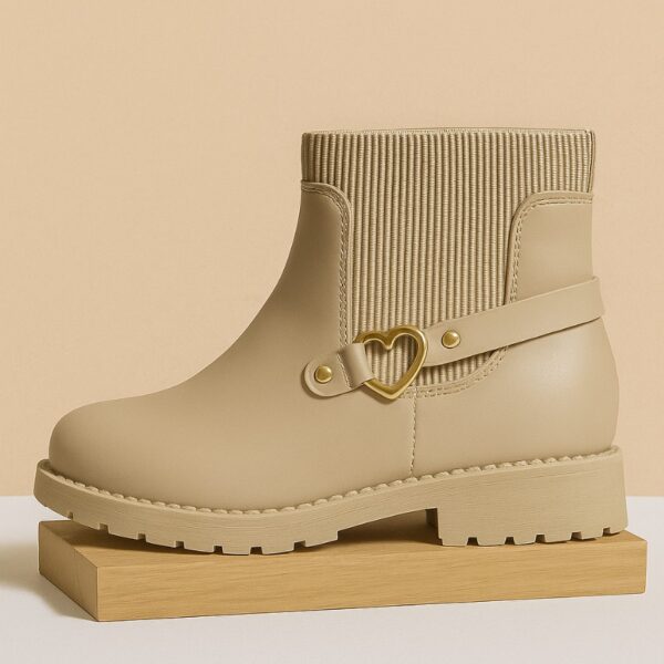 ، بوت بناتي، حذاء شتوي بناتي، بوت جلد، بوت أسود، بوت شتوي، حذاء أنيق، بوت كاجوال، بوت ذهبي التفاصيل، بوت فرو