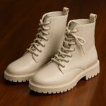 بوت نسائي بيج أنيق برباط أمامي ونعل سميك، تصميم مريح لإطلالة شتوية راقية