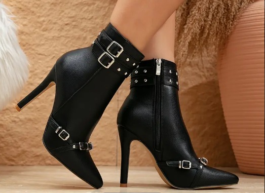 بوت نسائي أسود ستيليتو بمقدمة مدببة ومسامير، تصميم عصري لموسم الخريف والشتاء