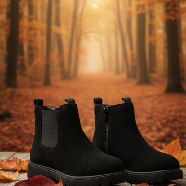 حذاء شتوي أطفال باللون الأسود بتصميم عصري وسحّاب جانبي للراحة والأناقة