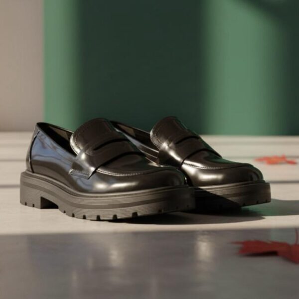 حذاء نسائي لوفر أسود لامع بتصميم عصري مع حزام تثبيت للراحة والأناقة