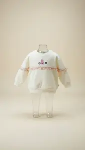 سويتشيرت أطفال أبيض بتصميم أرنب وبوم بوم وردي للراحة والأناقة اليومية 1 WhatsApp Image 2025 11 21 at 4.15.43 PM 1